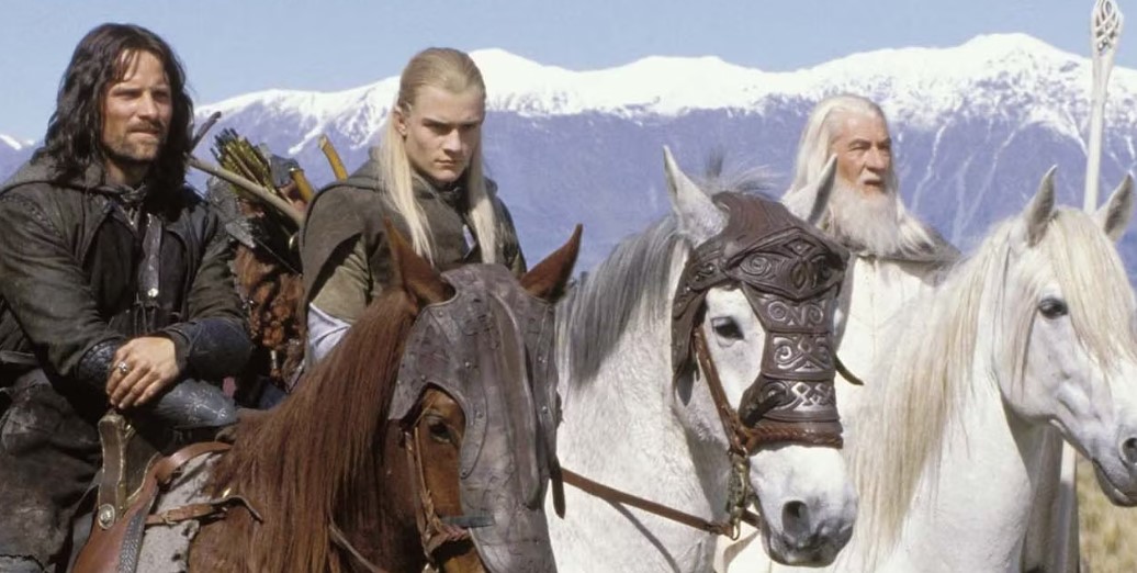 Il Ritorno di Gandalf, Aragorn e Legolas: I Volti Iconici della Terra di Mezzo Rivelano Nuove Avventure La saga de Il Signore degli Anelli ha lasciato un segno indelebile nella storia del cinema, grazie a personaggi leggendari come Gandalf, Aragorn e Legolas, che hanno accompagnato i fan in un viaggio epico attraverso la Terra di Mezzo. Con l'ormai atteso ritorno di questi tre protagonisti, i fan sono pronti a rivivere emozioni indimenticabili, ma questa volta con un tocco di modernità. Un ritorno che potrebbe portare a nuovi capitoli, forse persino con l'uso di tecniche digitali per ringiovanirli, come già visto in altri film di successo. Con la partecipazione di attori iconici e l'entusiasmo crescente, il futuro di questi amati personaggi sembra essere più luminoso che mai.