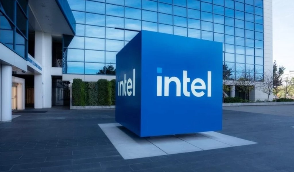 Lip-Bu Tan, nuovo CEO di Intel nel 2025, con dettagli sul suo stipendio, bonus e pacchetto retributivo.